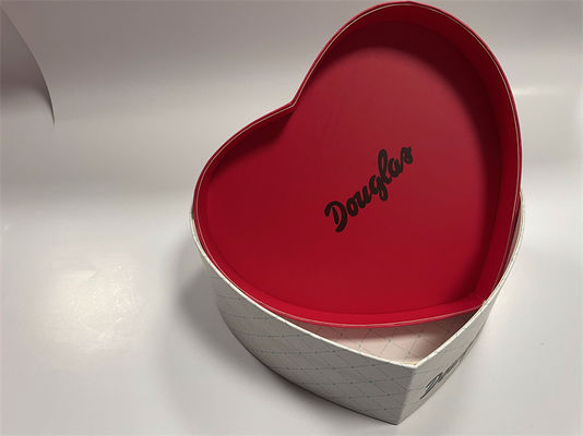 Scatola di cartone rosso con cuore Scatola di cartone CMYK con chiusura magnetica